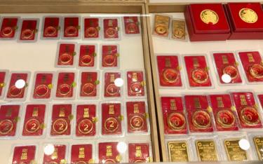 Từ giá vàng miếng SJC đến vàng nhẫn đều niêm yết chênh nhau giữa các doanh nghiệp kinh doanh vàng.