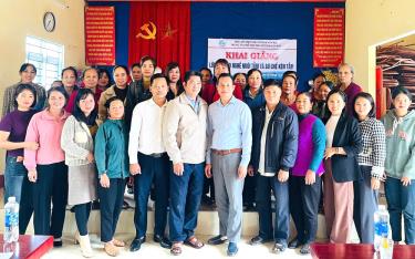 Các học viên tham gia lớp tập huấn chuyển giao kỹ thuật trồng dâu, nuôi tằm cho nông dân tại xã Vân Hội.