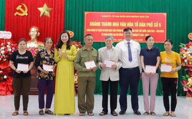Lãnh đạo phường Minh Tân trao tặng sổ tiết kiệm cho các hộ cận nghèo của địa phương.