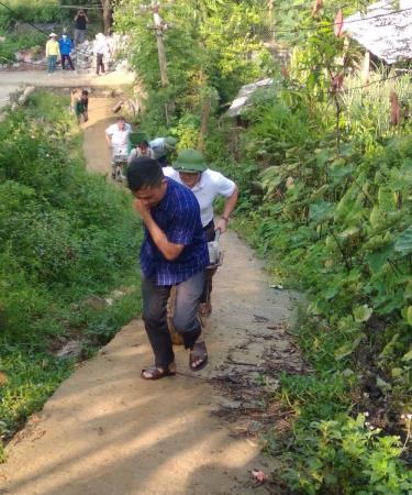 Lãnh đạo xã Hồng Ca cùng nhân dân chuyển vật liệu làm nhà cho hộ nghèo tại thôn Khe Ron.