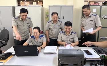 Cán bộ Cục Thi hành án dân sự tỉnh trao đổi nghiệp vụ.