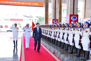 Chủ tịch nước Lương Cường duyệt đội danh dự Hải quân nhân dân Việt Nam