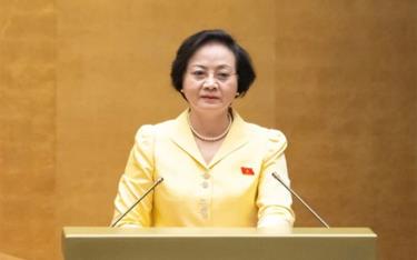 Bộ trưởng Bộ Nội vụ Phạm Thị Thanh Trà trình bày tờ trình.