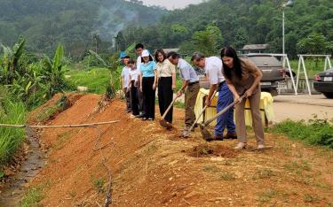 Lãnh đạo Hội LHPN tỉnh tham gia khởi công công trình kè thôn Bản Khum tại thôn Nam Hồng, xã Hồng Ca, huyện Trấn Yên.