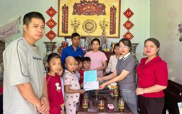 Thành đoàn Yên Bái trao hỗ trợ cho em Lương Thanh Thảo ở xã Âu Lâu, thành phố Yên Bái.