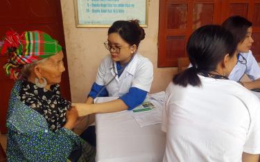 Cán bộ y tế Bệnh viện Đa khoa khu vực Nghĩa Lộ tham gia khám bệnh tình nguyện cho nhân dân huyện Trạm Tấu.
