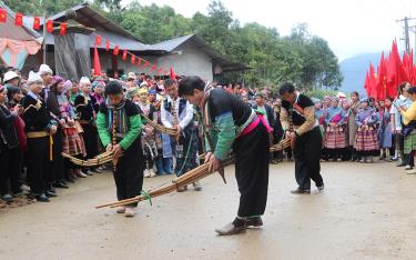 Đông đảo du khách thập phương trải nghiệm Lễ Cúng rừng của người Mông xã Nà Hẩu.