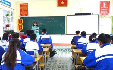 Cô và trò Trường THCS Nguyễn Du, thành phố Yên Bái trong giờ ôn thi vào lớp 10.