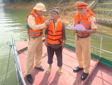 Lực lượng cảnh sát giao thông tuần tra, kiểm tra phương tiện thủy dịp nghỉ lễ 30/4 - 1/5/2025.