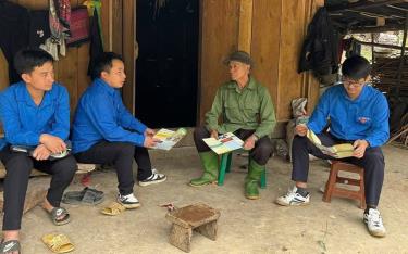 Đoàn viên thanh niên tuyên truyền, phổ biến kiến thức và pháp luật cho người dân vùng cao huyện Văn Chấn.