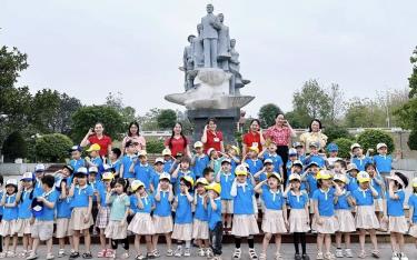Các bé Trường Mầm non Hoa Ban thành phố Yên Bái tới tham quan, chụp ảnh lưu niệm tại Di tích lịch sử Khu mộ Nguyễn Thái Học.