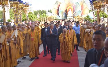Phó Thủ tướng Thường trực Nguyễn Hòa Bình và Bí thư Thành ủy TP Hồ Chí Minh Nguyễn Văn Nên đến dự Lễ bế mạc Vesak 2025.
