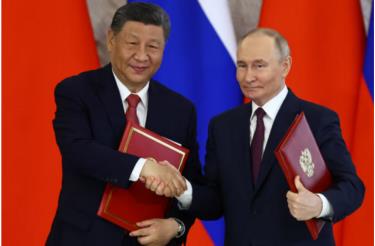 Tổng thống Nga Vladimir Putin bắt tay người đồng cấp Trung Quốc Tập Cận Bình trong buổi lễ ký kết sau cuộc hội đàm tại Điện Kremlin ở Moskva, Nga.