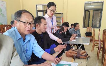 Cán bộ NHCSXH tỉnh hướng dẫn các tổ trưởng tổ TK&VV sử dụng ứng dụng quản lý TDCS.