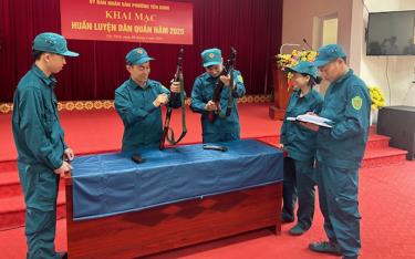 Thông qua các phong trào tại địa phương, cấp ủy, chi bộ phát hiện quần chúng ưu tú, bồi dưỡng để kết nạp vào Đảng. (Trong ảnh: Công dân phường Yên Ninh tham gia huấn luyện dân quân tự vệ).