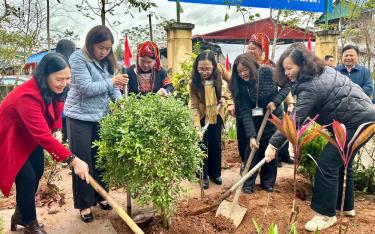 Lãnh đạo Sở Y tế cùng người dân tham gia trồng cây thuốc nam ở xã Bảo Ái, huyện Yên Bình.