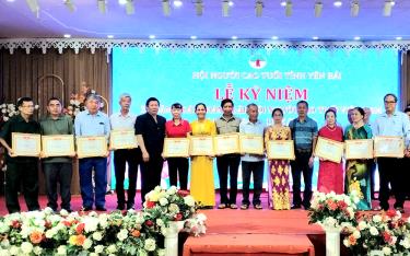 Lãnh đạo trực tuyến m88 NCT tỉnh Yên Bái trao tặng bằng khen, giấy khen cho các tập thể, cá nhân có thành tích xuất sắc trong phong trào thi đua “Tuổi cao – gương sáng”, giai đoạn 2020 - 2025.