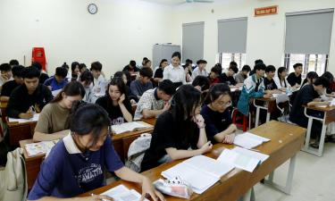 Cô và trò Trường THPT Văn Chấn  trong giờ ôn luyện đề ngữ Văn
