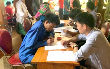Thôn Thác Tiên, xã Mỏ Vàng tổ chức Hội nghị lấy ý kiến cử tri về việc sắp xếp đơn vị hành chính trên địa bàn tỉnh.