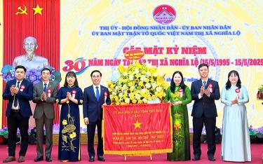 Các đồng chí lãnh đạo tỉnh tặng cờ và hoa chúc mừng Đảng bộ, nhân dân thị xã Nghĩa Lộ.