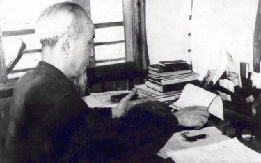 Bác Hồ làm việc tại tầng 2 Nhà sàn trong Phủ Chủ tịch, tháng 4/1960. Ảnh: Tư liệu TTXVN