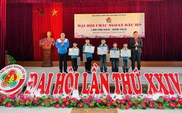Hội đồng Đội tỉnh trao bằng khen cho 5 thiếu nhi thành phố Yên Bái tiêu biểu, xuất sắc trong Phong trào “Thiếu nhi Yên Bái thi đua thực hiện tốt 5 điều Bác Hồ dạy”.