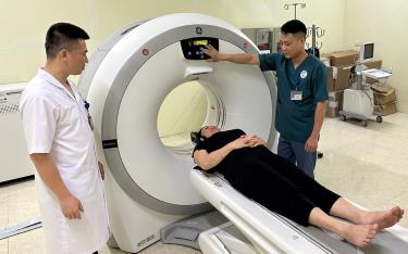 Cán bộ y tế sử dụng Hệ thống chụp cắt lớp đa dãy CT-Scanner giúp chẩn đoán chính xác tai m88 vin để phục vụ tốt công tác điều trị.