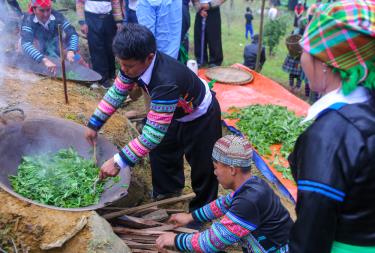 Hội thi chế biến chè trong Lễ hội trà Shan tuyết Suối Giàng, huyện Văn Chấn.