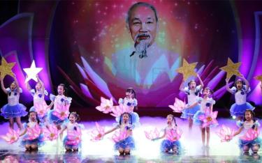 Chương trình nghệ thuật đặc biệt “Quà tháng 5 dâng Người”.