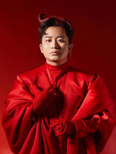 Tùng Dương là một trong những nam ca sĩ có ảnh hưởng sâu rộng nhất của âm nhạc Việt Nam đương đại.