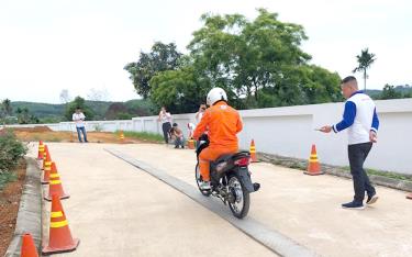 Các học viên thực hiện kỹ năng lái xe an toàn