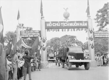 Ngày 13/5/1955, Quân đội Việt Nam tiến vào tiếp quản thành phố Hải Phòng trong sự chào đón của nhân dân.
