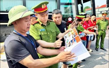 Công an thành phố Hà Nội tuyên truyền phòng, chống ma túy tại Bến xe Nước Ngầm (quận Hoàng Mai).