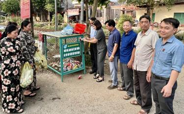 Người dân thị trấn Mậu A, huyện Văn Yên thực hiện thu gom, phân loại rác thải. 
