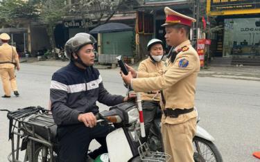 Lực lượng cảnh sát giao thông kiểm tra nồng độ cồn người tham gia giao thông.