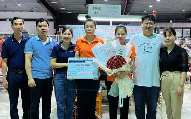 Lãnh đạo Công ty download tải m88 vin Công đoàn Công ty khen thưởng, động viên dây chuyền may có sản lượng cao nhất tháng.
