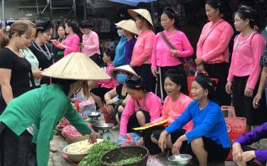 Người dân địa phương đến chợ đều mặc trang phục truyền thống như một cách lưu giữ bản sắc văn hóa dân tộc.