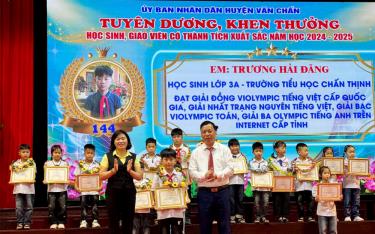 Học sinh của Trường Tiểu học Chấn Thịnh được UBND huyện tuyên dương, khen thưởng vì có thành tích xuất sắc trong năm học 2024- 2025