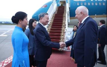 Phó Thủ tướng Belarus Anatoly Sivak tiễn Tổng Bí thư Tô Lâm và Phu nhân tại sân bay quốc tế Minsk (Ảnh: Thống Nhất/TTXVN).