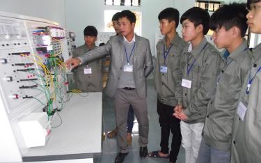 Học viên Trường Trung cấp Dân tộc nội trú Nghĩa Lộ trong giờ học môn an keo bong da m88 điện.