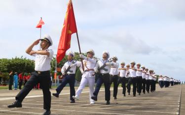 Quang cảnh buổi chào cờ ở Trường Sa.