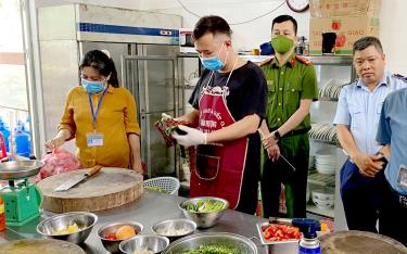 Đoàn kiểm tra liên ngành về an toàn vệ sinh thực phẩm huyện Yên Bình kiểm tra cơ sở kinh doanh tại thị trấn Yên Bình