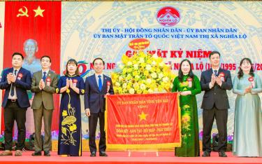 UBND tỉnh trao tặng Đảng bộ, chính quyền, nhân dân các dân tộc thị xã Nghĩa Lộ bức cờ thêu mang dòng chữ: 