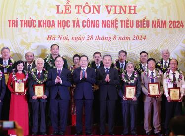 Tiến sĩ Nguyễn Văn Quang (hàng đầu, thứ 3, phải sang) là 1 trong 135 nhà khoa học được tôn vinh danh hiệu “Trí thức khoa học và công nghệ tiêu biểu” tại Hà Nội, ngày 28/8/2024.