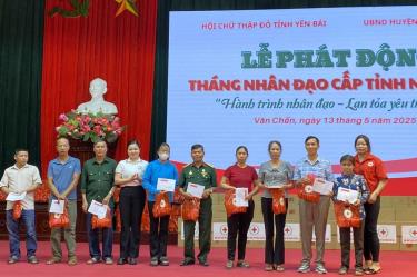 Lãnh đạo Hội CTĐ tỉnh tặng quà cho hộ dân có hoàn cảnh khó khăn hộ chính sách trên địa bàn huyện Văn Chấn.