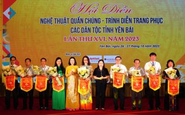 Đồng chí Vũ Thị Hiền Hạnh - Phó chủ tịch UBND tỉnh; lãnh đạo Sở VHTTDL trao cờ lưu niệm cho các Đoàn tham gia Hội diễn Nghệ thuật quần chúng - Trình diễn trang phục các dân tộc tỉnh Yên Bái lần thứ XVI năm 2023.
