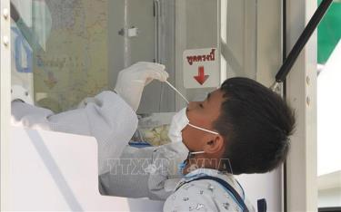 Nhân viên y tế lấy mẫu xét nghiệm COVID-19 cho người dân tại Bangkok, Thái Lan.