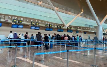 Hành khách làm thủ tục tại T3 Tân Sơn Nhất sáng 14/5