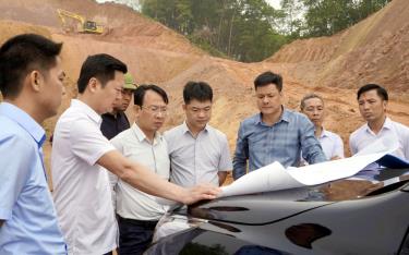 Lãnh đạo huyện m88 đăng nhập Bình kiểm tra tiến độ thực hiện các công trình, dự án trên địa bàn huyện.