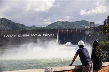 Người dân chờ xem hồ thủy điện Hòa Bình mở cửa xả đáy thứ 2.
